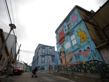 Mon Laferte levanta un segundo mural en el cerro Cárcel de Valparaíso