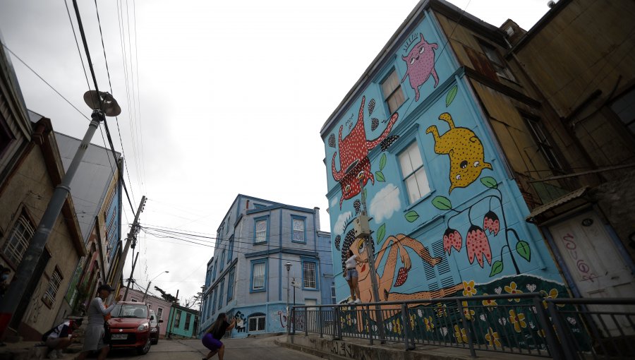 Mon Laferte levanta un segundo mural en el cerro Cárcel de Valparaíso