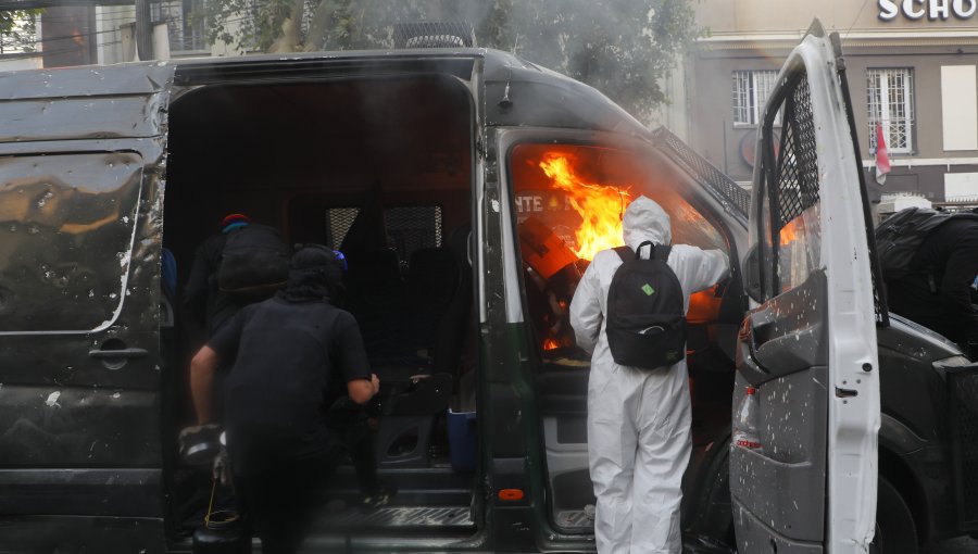 Manifestaciones en la Plaza Baquedano obliga a desvíos y cierre del Metro de Santiago