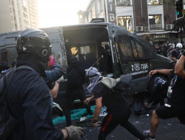 Un furgón quemado, 20 carabineros lesionados y un arma robada fue el saldo de protesta en Plaza Baquedano