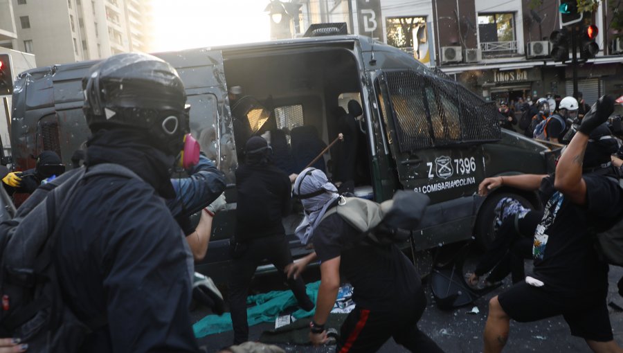 Un furgón quemado, 20 carabineros lesionados y un arma robada fue el saldo de protesta en Plaza Baquedano