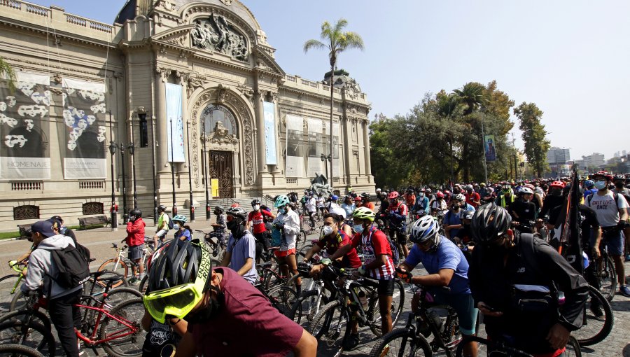 "Cicletada contra la represión" congrega a cientos de personas en Santiago