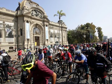 "Cicletada contra la represión" congrega a cientos de personas en Santiago