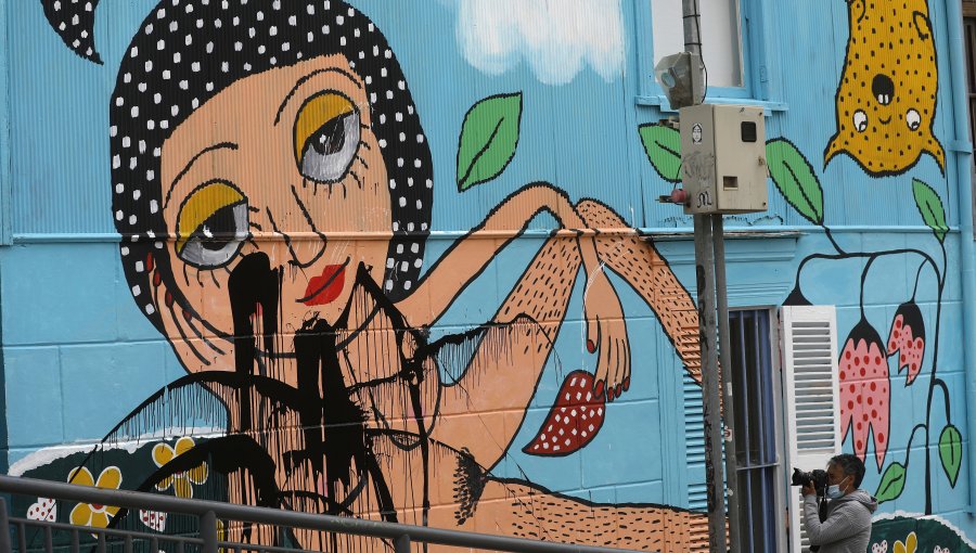 Valparaíso: Vandalizan por segunda vez mural de Mon Laferte en Cerro Alegre