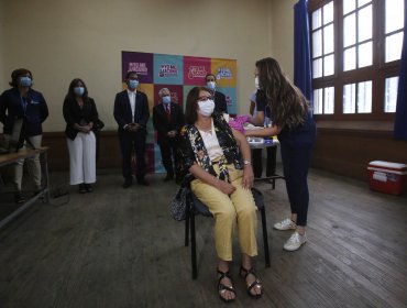 Comenzó proceso de vacunación a profesores: la primera fue una educadora de párvulos de la comuna de Santiago