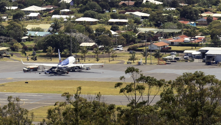 Advierten que toma del aeropuerto de Rapa Nui podría originar un 'blackout' en la isla