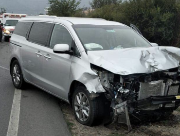 Taxi colectivo y camioneta protagonizaron colisión de alta energía en Olmué: Bomberos rescataron a víctima atrapada