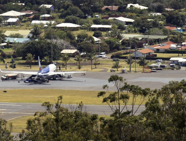 Advierten que toma del aeropuerto de Rapa Nui podría originar un 'blackout' en la isla