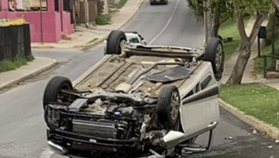 Vehículo menor choca contra un árbol y termina volcado en Quilpué: dos personas lesionadas