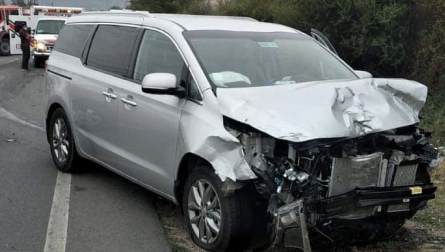 Taxi colectivo y camioneta protagonizaron colisión de alta energía en Olmué: Bomberos rescataron a víctima atrapada