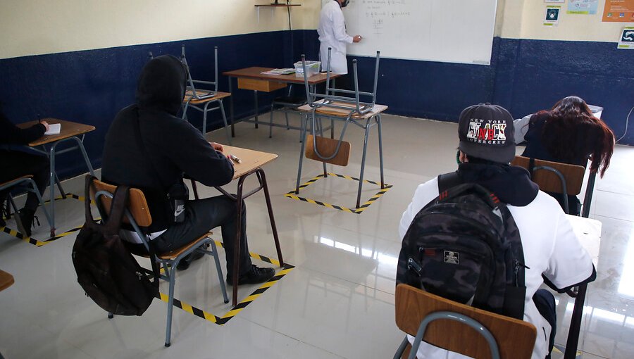 Asociación de Municipios pide postergar el inicio de clases presenciales para el 15 de abril