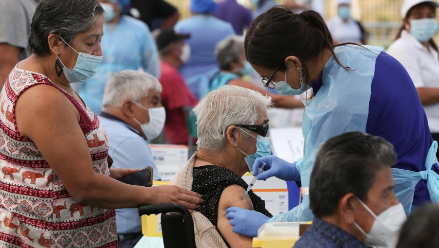 Ministerio de Salud anuncia que Chile superó los 2 millones 300 mil vacunados contra el Covid-19