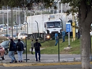 Un lesionado deja colisión entre camión y vehículo menor frente a la refinería de ENAP en Concón