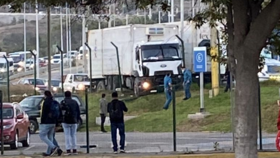 Un lesionado deja colisión entre camión y vehículo menor frente a la refinería de ENAP en Concón