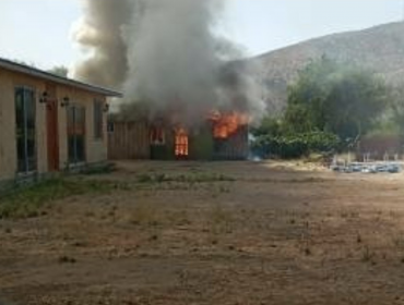 Avioneta capota sobre una vivienda de material ligero en Curacaví: accidente generó un incendio