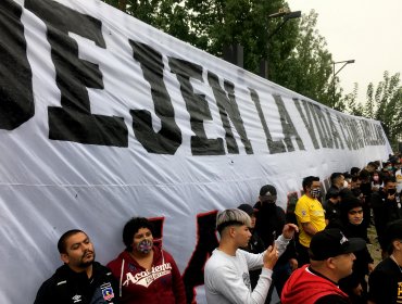 Se reportan desórdenes de los hinchas de Colo-Colo en la Plaza Baquedano de la comuna de Santiago