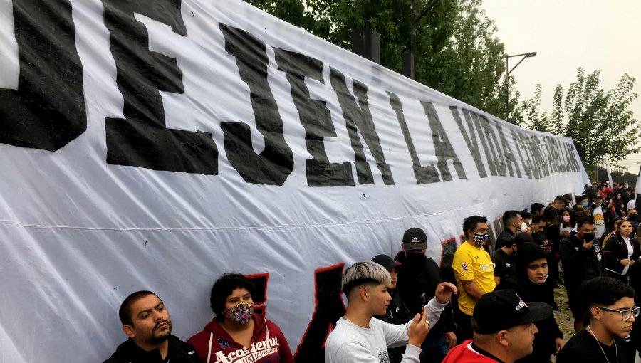 Se reportan desórdenes de los hinchas de Colo-Colo en la Plaza Baquedano de la comuna de Santiago