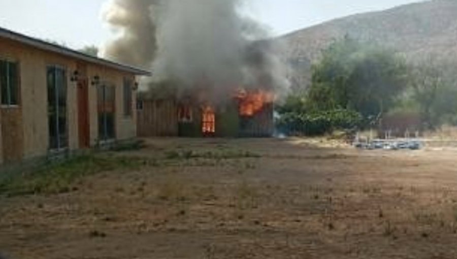 Avioneta capota sobre una vivienda de material ligero en Curacaví: accidente generó un incendio