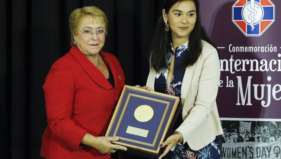 Revista Time reconoce liderazgo de Izkia Siches con reseña escrita por la ex presidenta Michelle Bachelet