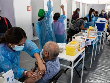 Colegio Médico pide cumplir calendario de vacunación contra el Covid-19: "Crea más anticuerpos que beneficios electorales