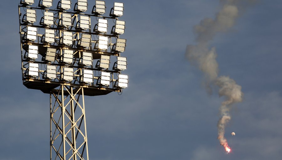 Detienen a cuatro sujetos en el Estadio Monumental por lanzar fuegos de artificio