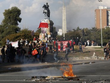 Nueva manifestación en Plaza Baquedano forzó a cierre del Metro de Santiago y desvíos