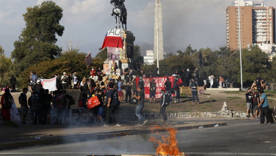 Nueva manifestación en Plaza Baquedano forzó a cierre del Metro de Santiago y desvíos