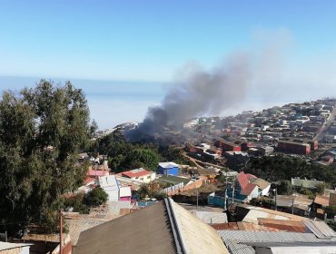 Incendio estructural consume casa habitación del cerro Playa Ancha: hay peligro de propagación