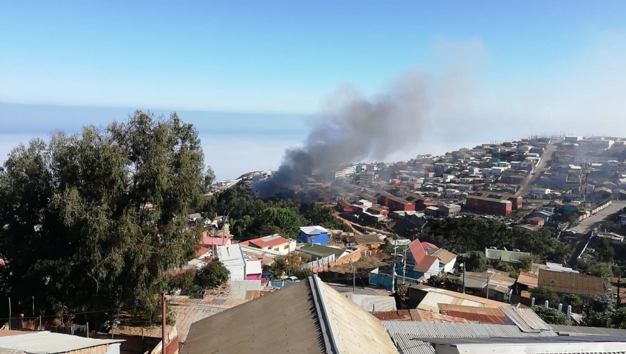 Incendio estructural consume casa habitación del cerro Playa Ancha: hay peligro de propagación