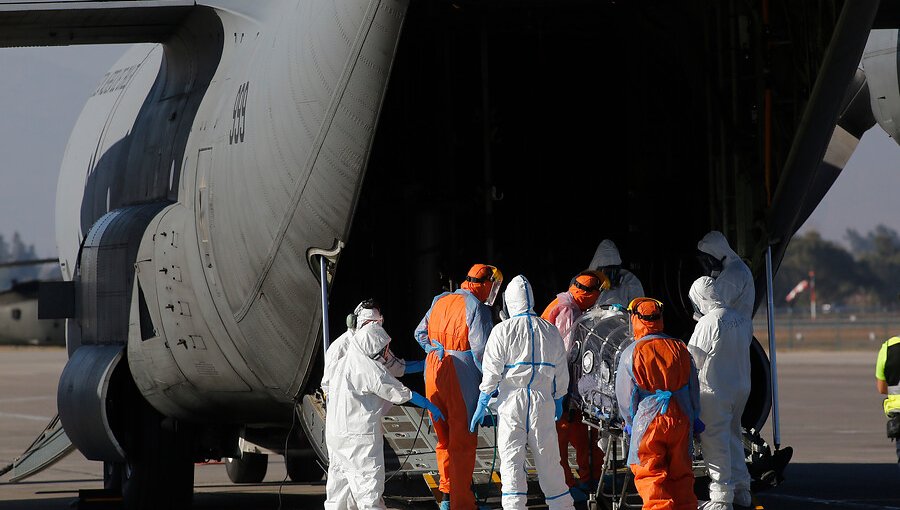 Más de 200 pacientes críticos han sido trasladados en vuelos FACh durante la pandemia