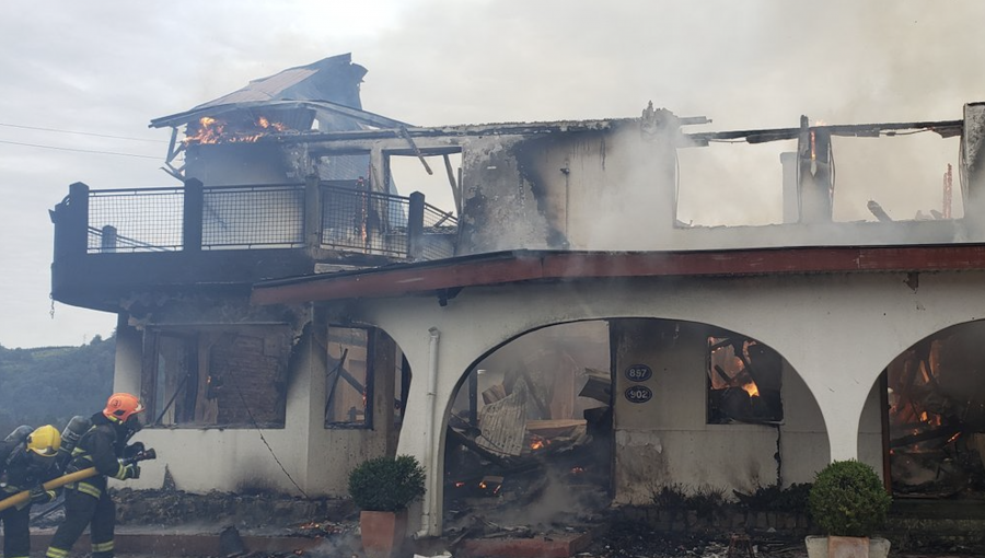 Ataque incendiario en Lautaro destruye casa patronal, inmueble contiguo, galpón y un vehículo