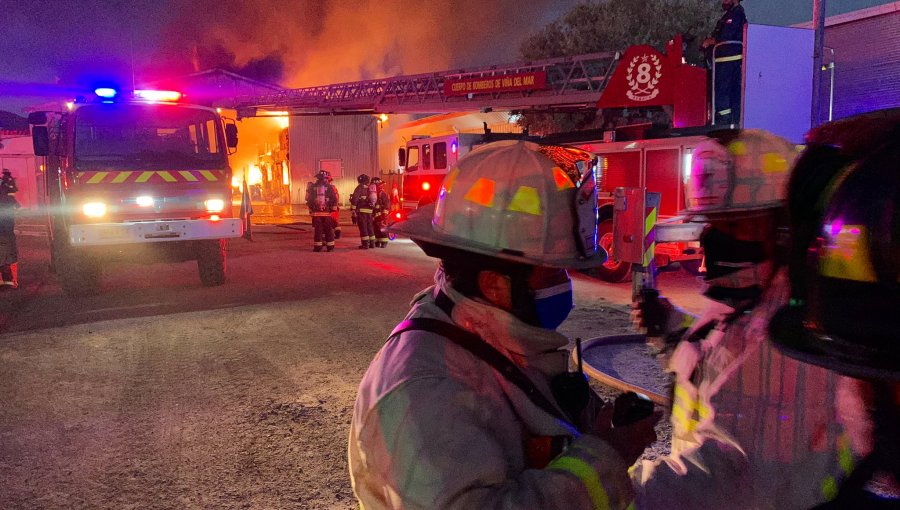 Controlan violento incendio que afectó a bodega de detergentes en parque industrial de Concón