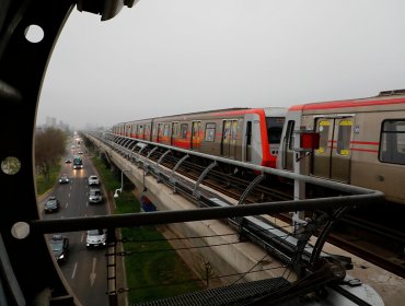 Metro de Santiago extiende horario tras cambio en toque de queda: Cierre de estaciones será a las 22:00 horas