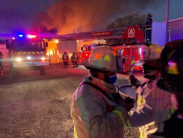 Controlan violento incendio que afectó a bodega de detergentes en parque industrial de Concón