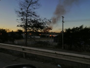 Incendio industrial declarado en Concón: reportan explosiones en bodega de detergentes