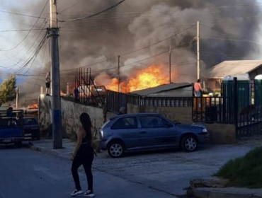 Tres personas damnificadas deja incendio que consumió dos viviendas en el cerro Playa Ancha