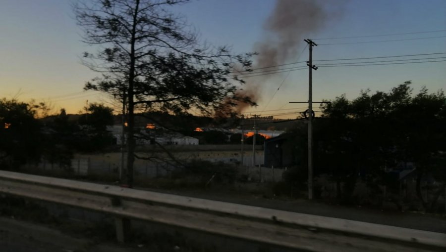 Incendio industrial declarado en Concón: reportan explosiones en bodega de detergentes