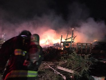 Incendio afecta a casa de material ligero en Placilla: existe peligro de propagación a zona forestal