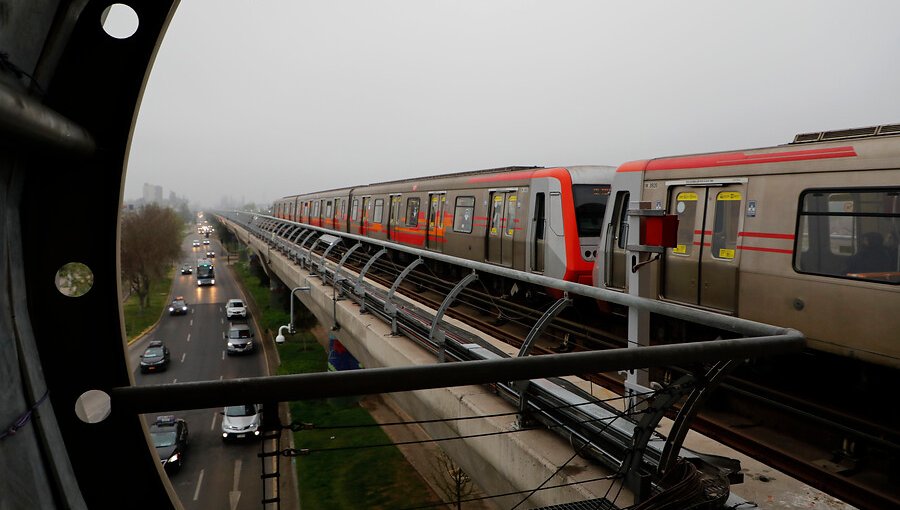 Metro de Santiago extiende horario tras cambio en toque de queda: Cierre de estaciones será a las 22:00 horas