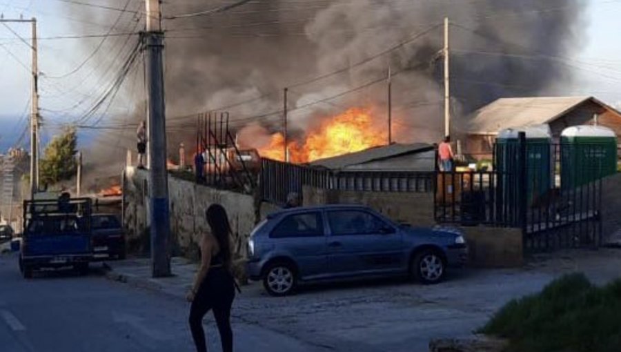 Tres personas damnificadas deja incendio que consumió dos viviendas en el cerro Playa Ancha