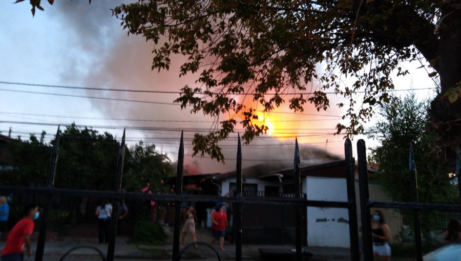 Al menos cuatro viviendas afectadas dejó incendio en Macul: 11 compañías combatieron las llamas