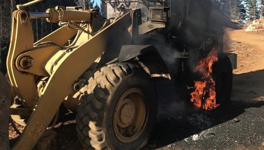 Nuevo ataque incendiario destruye camiones y maquinaria de faena forestal en Cañete