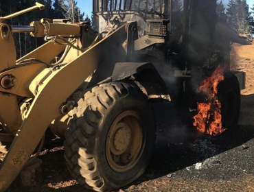 Nuevo ataque incendiario destruye camiones y maquinaria de faena forestal en Cañete