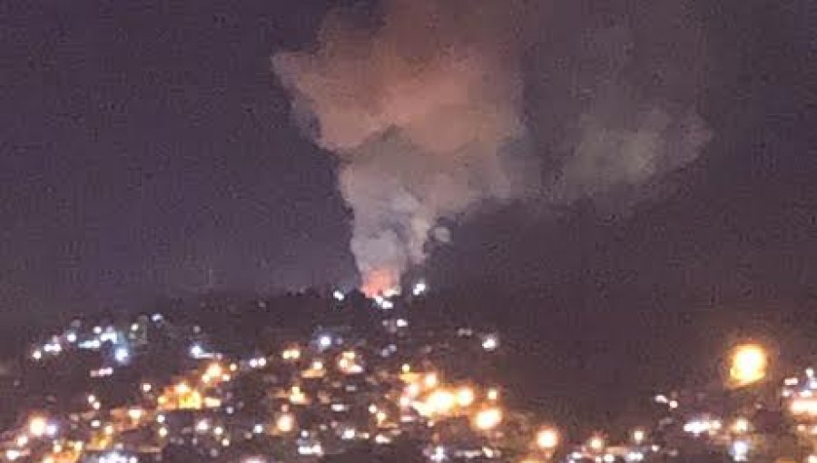 Incendio forestal afecta a ladera de cerro cercano a la cárcel de Valparaíso