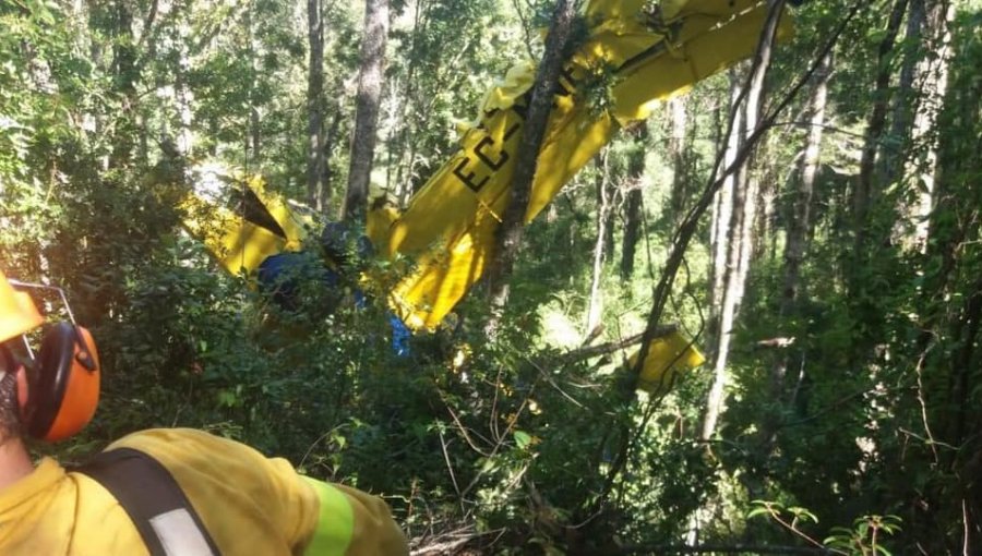 Avioneta que combatía incendio forestal capotó en Nueva Imperial: Piloto fue rescatado