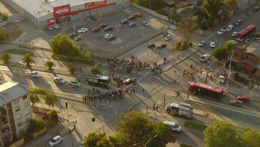 Niña de 7 años fallece tras colisión entre dos vehículos en Renca: otro joven está grave