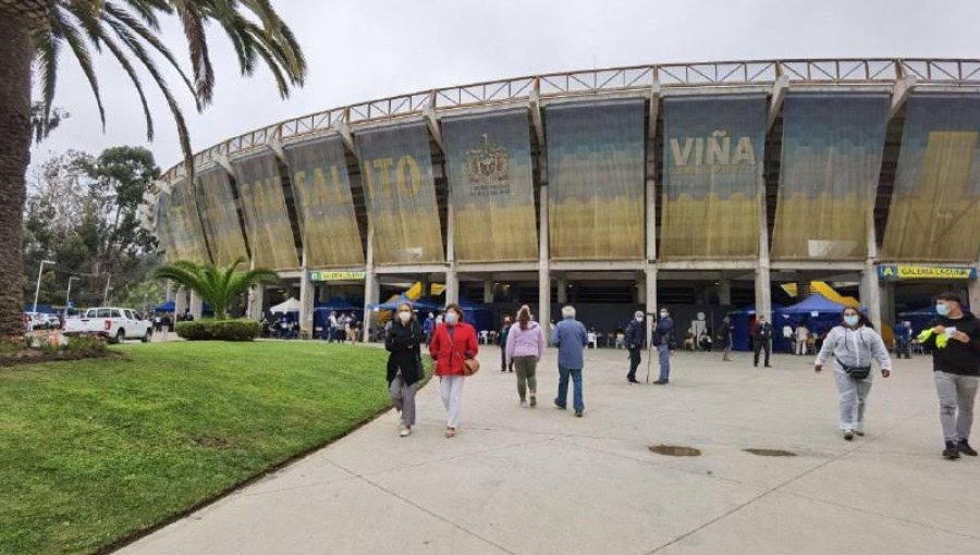 Personas dializadas y con trasplantes de órganos sólidos comenzaron a ser vacunados en Viña del Mar