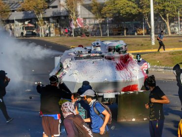 Nueva jornada de protestas en plaza Baquedano genera desvíos de tránsito y cierre de estaciones de Metro