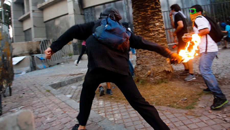 Absuelven por falta de pruebas a acusado de fabricación y uso de bombas molotov en Providencia