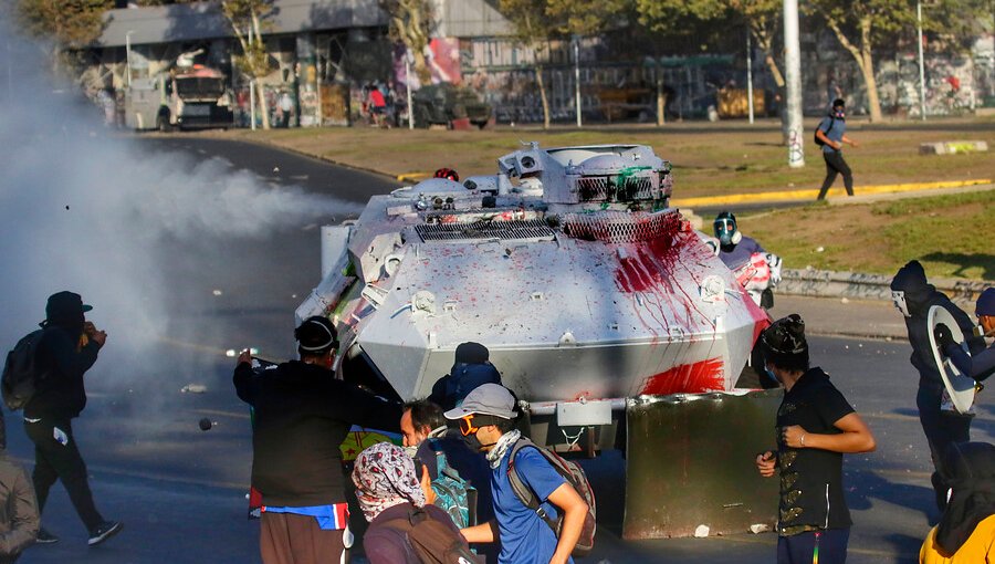 Nueva jornada de protestas en plaza Baquedano genera desvíos de tránsito y cierre de estaciones de Metro